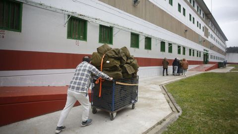 Trabajadores del penal transportando ropa sucia.
