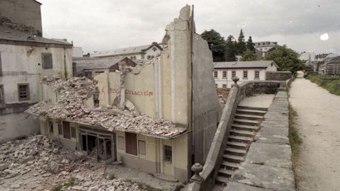 La demolición se llevó a cabo con rapidez y el edificio pronto quedó reducido a restos
