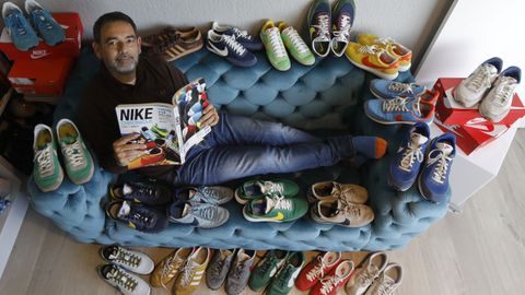 José Menéndez Zapico posa con un catálogo editado en Japón, considerado la biblia de las zapatillas «vintage», y rodeado por algunos de los modelos que ha ido adquiriendo. Con los años, dice, ha aprendido a desprenderse de muchos y el resto los guarda «gestionando con la habilidad de mejor diplomático el espacio disponible en los armarios de casa». ¿Las más antiguas? Unas Nike Air Max Penny 1 para jugar al básquet que compró en EE.UU. hace 20 años