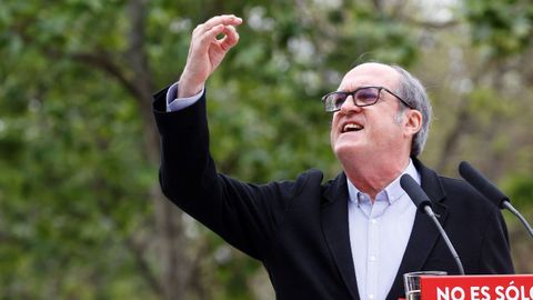 El candidato del PSOE, Ángel Gabilondo, este sábado, en un mitin en Vallecas
