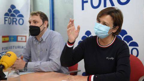 La Presidenta de Foro Asturias, Carmen Moriyón, junto al secretario general y portavoz parlamentario de Foro, Adrián Pumares