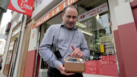 Eddie Díaz, propietario del bazar La Luna, en A Coruña