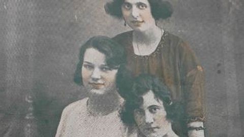 Portada de Eco de Galicia de 1921: en la imagen, Clenita L. Villar, cubana; Candita Soto, gallega; Carmen López, argentina.