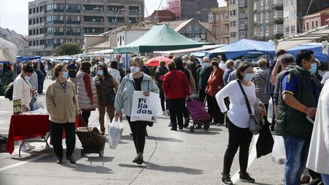 La celebración del mercadillo provocó que muchos ribeirenses salieran a la calle