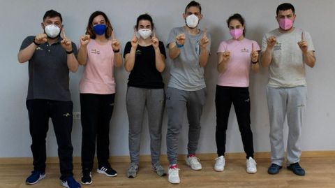 Parte del equipo de profesionales de la clínica Marzo Saúde, que acaba de cumplir 11 años, que se ha implicado a fondo para sacar adelante este proyecto solidario en forma de libro