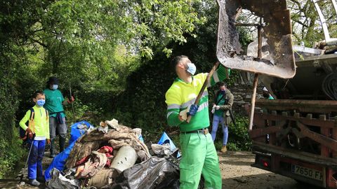 Voluntarios limpiando basura en Lugo