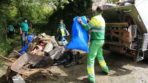 Voluntarios limpiando basura en Lugo