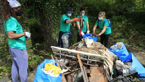 Voluntarios limpiando basura en Lugo