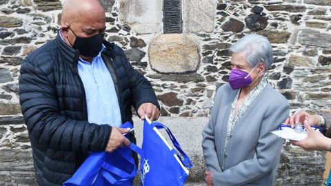 Dolores Suárez, vecina de Abegondo de 99 años, recibió del alcalde, Santiso Miramontes, un pack anticovid