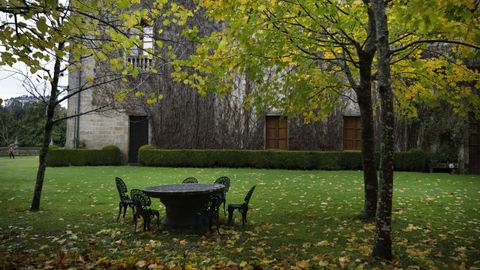 Mesa de piedra en los jardines exteriores del pazo de Meirás