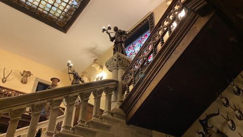 Escalinata principal y galería de madera en el vestíbulo del pazo de Meirás