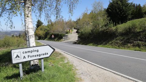 Letrero que indica cómo acceder al complejo