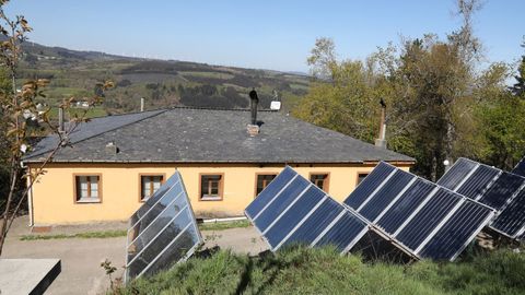 Placas solares que abastecen el cámping