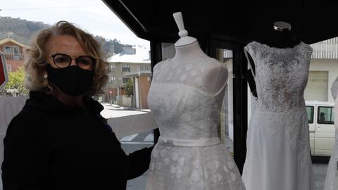 Fina Soto, al frente de Boutique Catycris en Xove, esta semana, junto a la sección de vestidos de novia que están liquidando