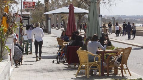 Varias personas en la terraza de un bar de Mallorca