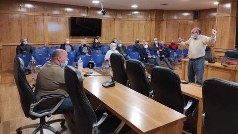 El PSOE se reunió con colectivos de retornados en Xinzo para informar sobre la declaración de la renta