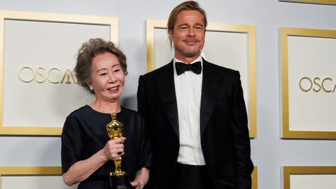 La surcoreana Yuh-Jung Youn cumplió los pronósticos y se llevó el Óscar a la mejor actriz de reparto por su interpretación en «Minari». En uno de los discursos más entrañables y divertidos de la noche, Yuh-Jung Youn bromeó con que estaba «encantada» de conocer por fin a Brad Pitt, el encargado de entregar ese galardón