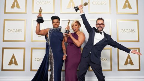 El español Sergio López-Rivera, que ganó el Óscar al mejor maquillaje por su trabajo en la película «La madre del blues», subió al escenario a recoger el galardón pero cedió el turno de palabra a sus compañeras, Mia Neal y Jamika Wilson, que se convirtieron en las primeras mujeres de color que ganan este premio en toda la historia de los galardones