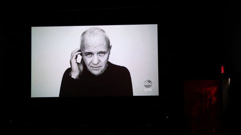 Anthony Hopkins ganó este domingo el Óscar al mejor actor por «The Father», con el que se convierte a sus 83 años en el ganador de más edad de la historia de los premios. La Academia de Hollywood entregó este galardón al final de la ceremonia, una decisión poco habitual ya que suele ser un momento reservado para la mejor película