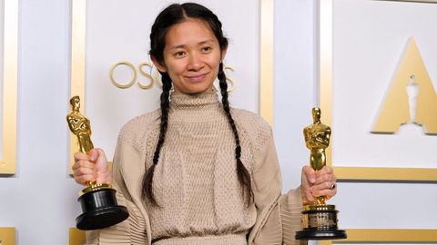 Chloé Zhao hizo historia y ganó el Óscar a la mejor dirección por «Nomadland». El filme se llevó dos estatuillas más, la de mejor película y mejor actriz para Frances McDormand