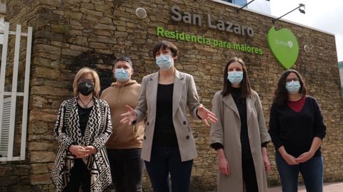 Ana Pontón y otras representantes del BNG en una comparecencia ante una residencia en Santiago este lunes