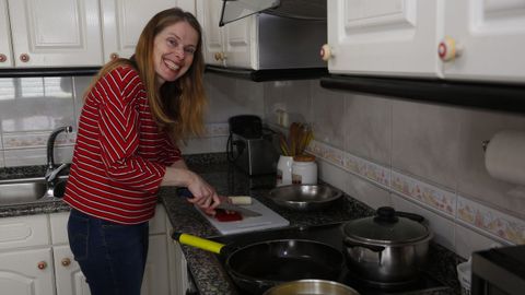 Luisa Requejo, en su casa de Sanxenxo, estudia primero del ciclo medio de Cocina y Gastronomía en el CIFP Carlos Oroza de Pontevedra