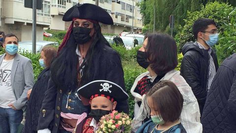 Berto y su pareja, ataviados como piratas, el pasado viernes en un juzgado de Vigo