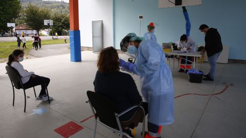 Cribado, este lunes, en el CEIP O Carballal de Marín