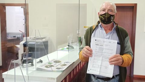 Rodríguez muestra el escrito que recibió para pagar la tasa
