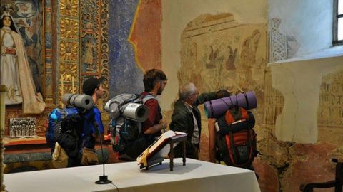 Imagen de archivo de Emilio Piñeiroa ejerciendo como guía en las visitas al Santuario das Virtudes, en Arante, Ribadeo