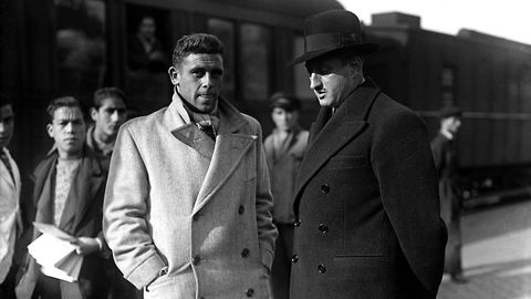 El secretario general del Madrid, Pablo Hernández Coronado (derecha) recibe a Diz, jugador del Deportivo, que se incorporó al conjunto madrileño en 1934