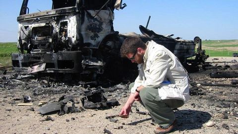 David Berain, ante los restos de un combate en el norte   de Irak en abril del 2003