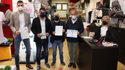 Gabriel Alén presentó el bono para el comercio de la Xunta en un negocio de O Carballiño