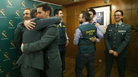 Guardias civiles se felicitan por la detención del Chicle durante la rueda de prensa sobre el caso Quer que se dio en A Coruña en el 2018