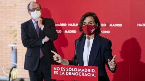 Carmen Calvo acompañó ayer al candidato socialista, Ángel Gabilondo.