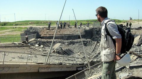 David Beriain, en el pueste de Hasser, cerca de Mosul, durante la guerra iraquí