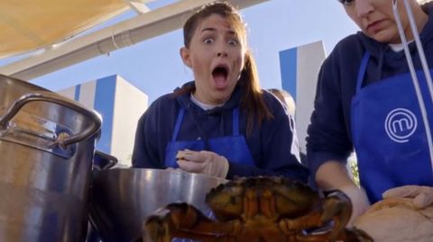 Ofelia se preparó para el concurso de televisión con el chef Jorge Gago, del restaurante A Maceta (en el barrio de San Pedro), al que agradeció su ayuda en Instagram. La santiaguesa, criticada por sus compañeros de MasterChef por ser dispersa en la cocina, dio en el último programa un argumento más en su contra al dedicarse a jugar con un crustáceo, al que alimentó, paseó y puso encima del hombro de otra concursante