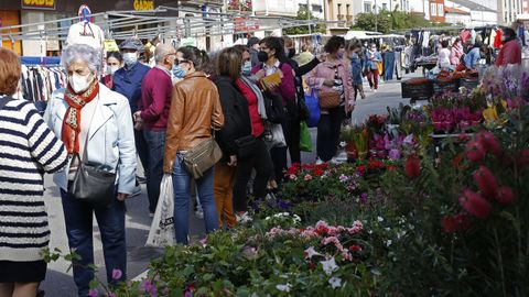 El mercadillo de A Pobra volvió a su localización habitual, como se había acordado que sucedería cuando el concello tuviera una incidencia acumulada inferior a 250 casos por 100.000 habitantes