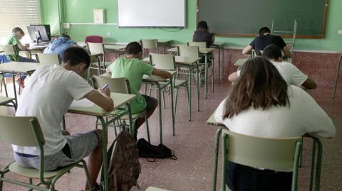 Imagen de archivo de alumnos de instituto examinándose en septiembre