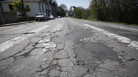 La N-540 tiene el firme destrozado entre Guntín y Taboada