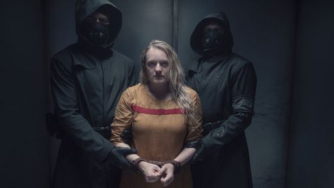 Elisabeth Moss encarna a June Osborne en El cuento de la criada