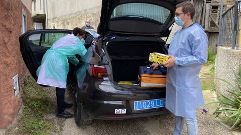 La vacunación a domicilio en el rural.Ineyvis Valdespino y Christian Paradelo en Outardepregos