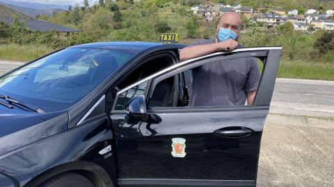 La vacunación a domicilio en el rural.Manuel Prieto es el taxista de O Bolo que se encarga de los traslados del personal sanitario