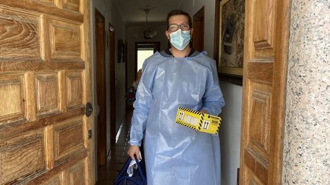 La vacunación a domicilio en el rural.Christian Paradelo, con las dosis de Janssen