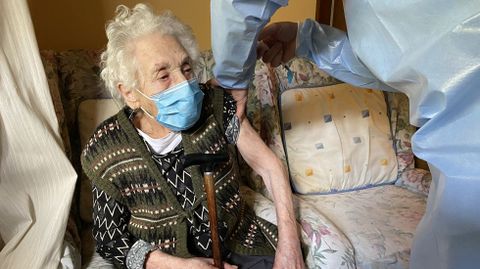 La vacunación a domicilio en el rural.Anuncia Balboa, de 95 años, fue vacunada con Janssen