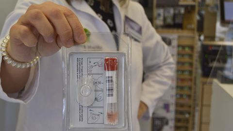 Las farmacias de la provincia de Pontevedra empezaron un nuevo cribado en saliva para personas asintomáticas de 12 a 64 años