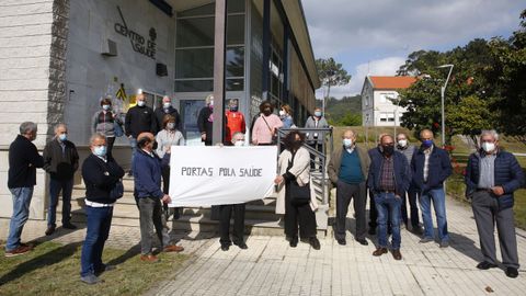 Un grupo de vecinos de Portas, ante el centro de salud, reclaman tener siempre dos médicos