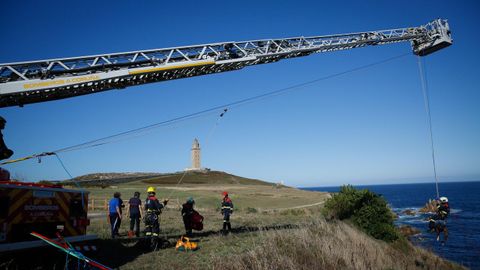 Imagen de archivo de otro rescate realizado a un perro entre la torre de Hércules y Punta Herminia