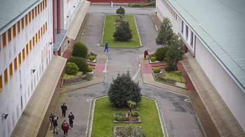 Uno de los patios de la cárcel de Teixeiro que comunica edificios.