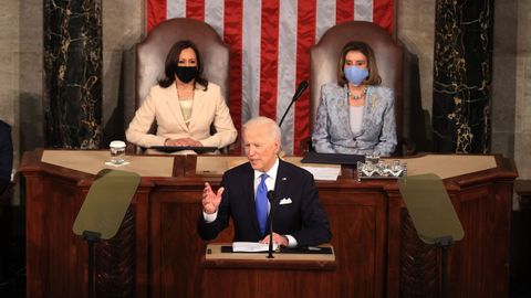 Kamala Harris y Nancy Pelosi hicieron historia, y Biden no dudó en rendir homenaje: «Señora presidenta, señora vicepresidenta»